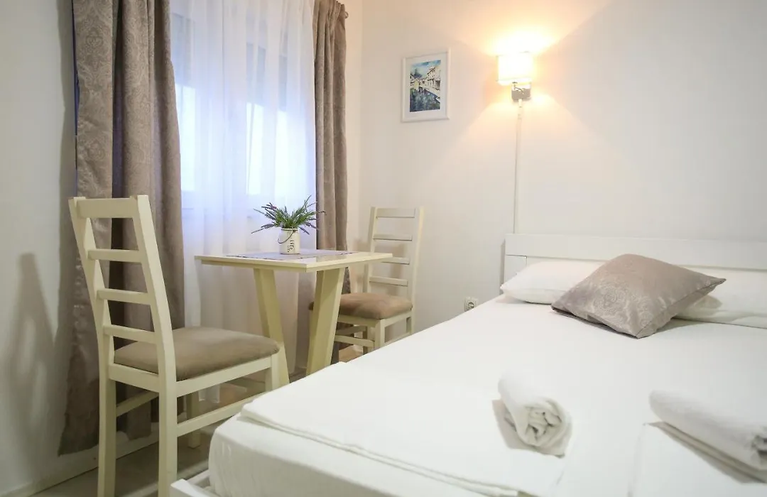 Guesthouse Aurora-1